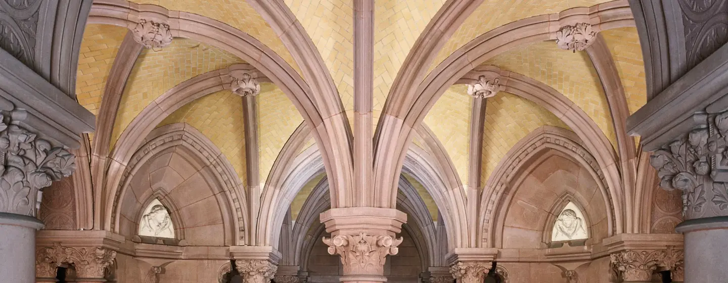 Foto: Landesmedienzentrum Baden-Württemberg, Urheber unbekannt Großherzogliche Grabkapelle Karlsruhe, Bögen im Innenraum